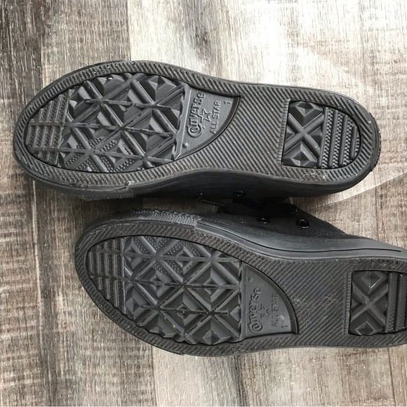 NWOT Converse Chuck Taylor All Star Lo Sneaker - Youth size 1 - Picture 3 of 6